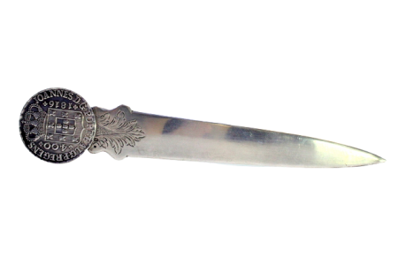 Abre cartas em prata com moeda no cabo e gravados.